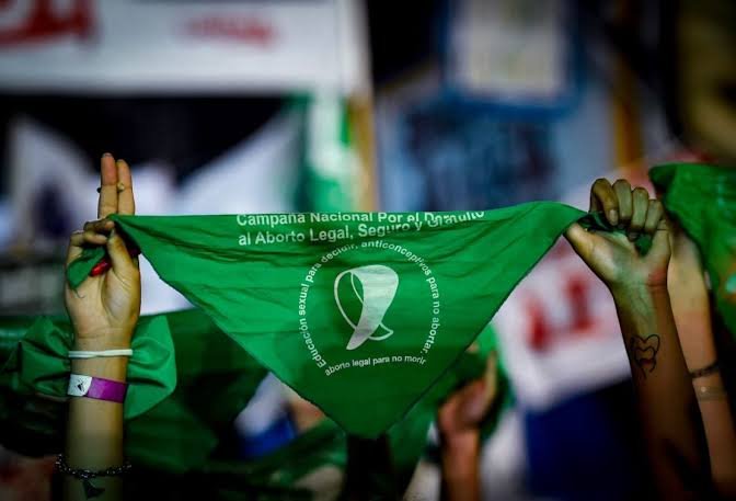 ¿Culpables o libres de culpa?: Milei vuelve a apuntar contra el aborto y las “pañuelos verde” por la caída de la natalidad