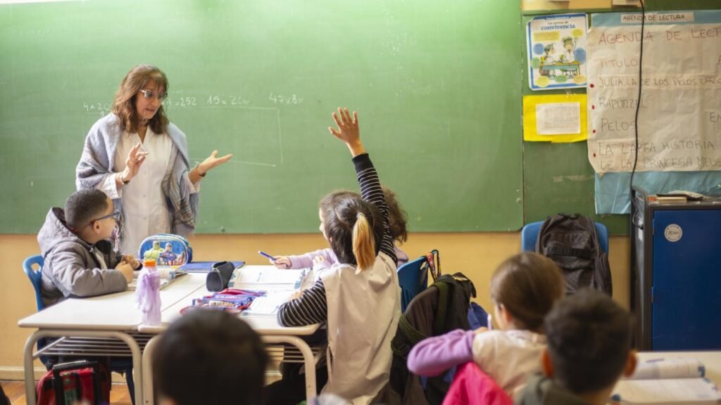 Docentes sin estabilidad y escuelas atravesadas por la violencia: una crisis que ya no puede mirarse por separado